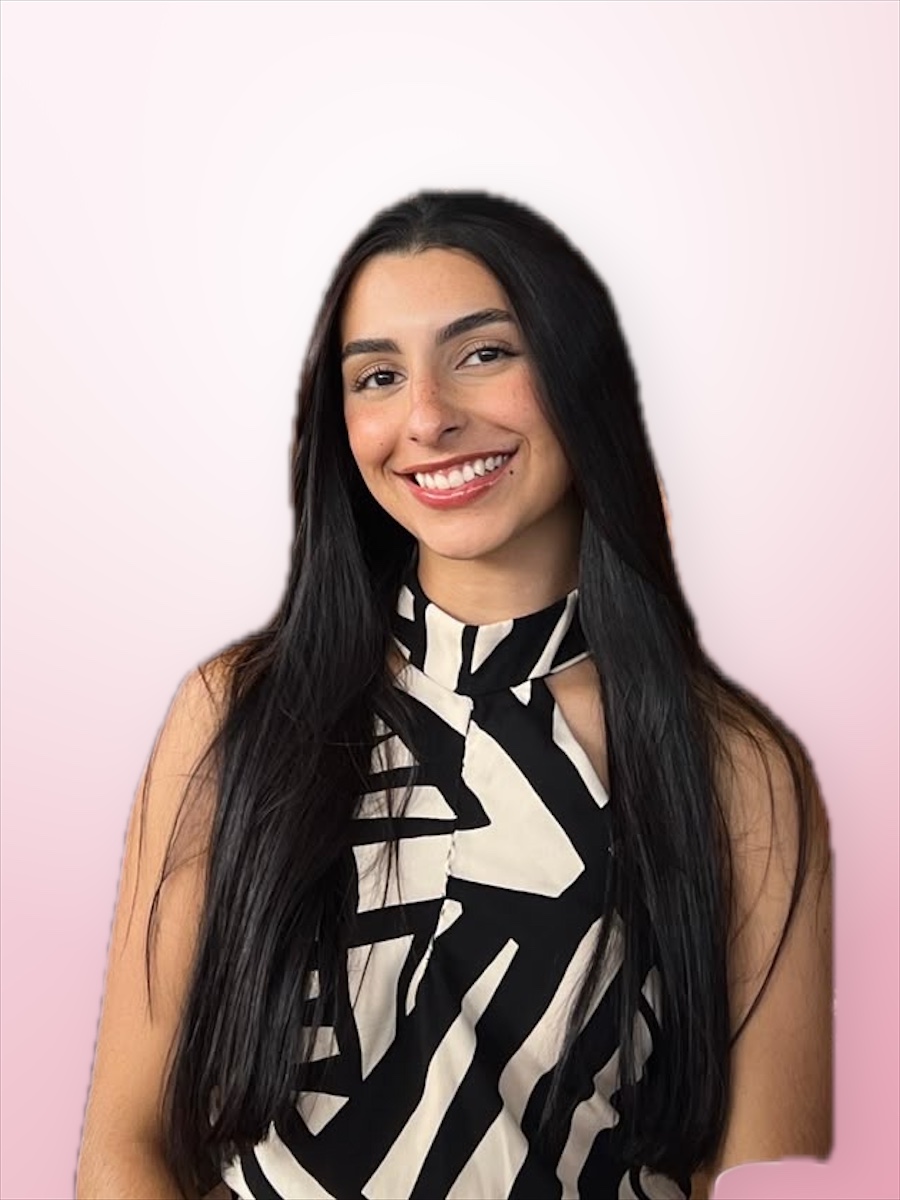 Nicole Alves, designer de sobrancelhas e manicure, sorrindo